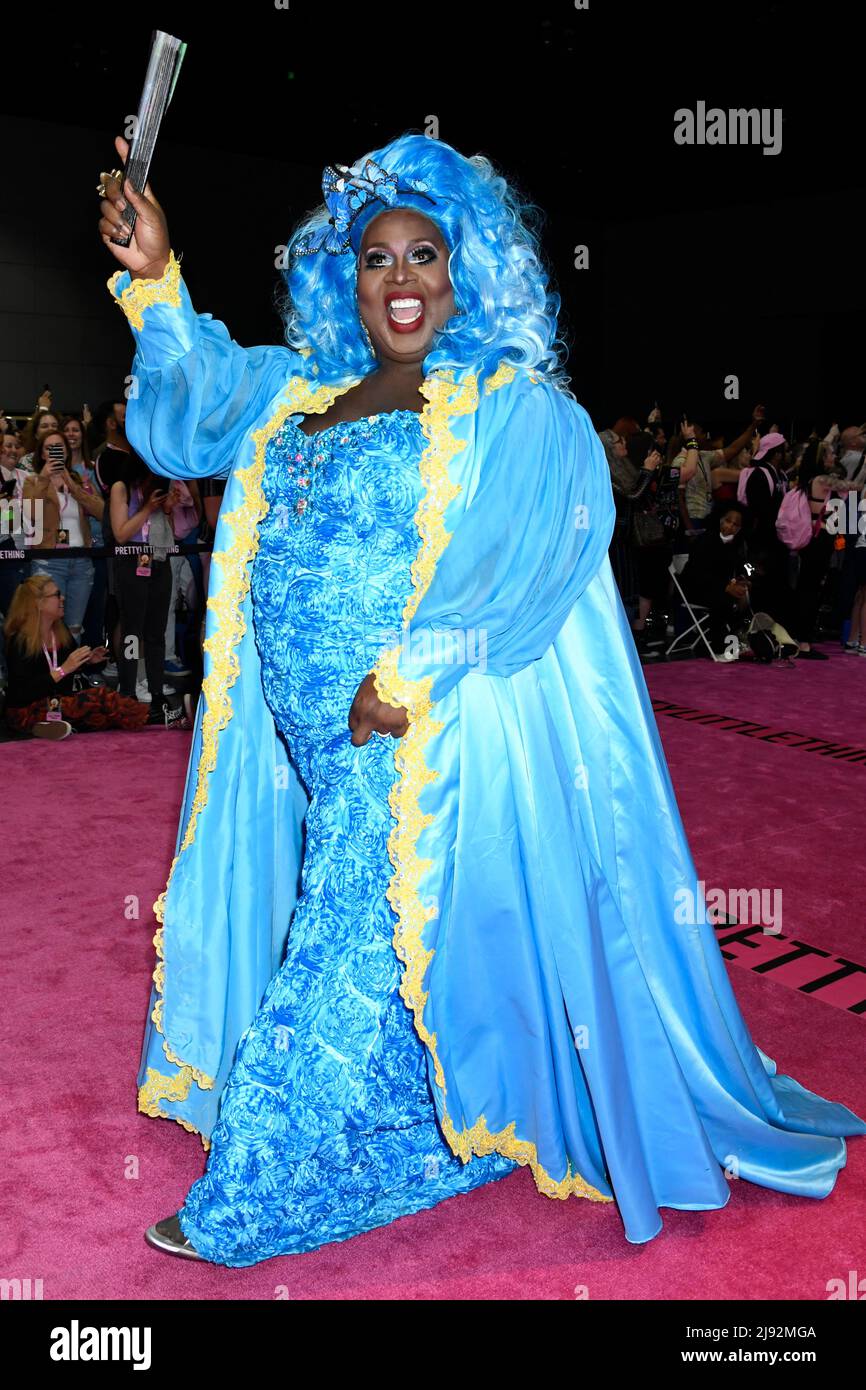 Una regina partecipa al Queens Walk al 2022 Rupaul DragCon, Day 1, che si tiene presso IL LA Convention Center di Los Angeles, California, venerdì 13 maggio 2022. Foto di Jennifer Graylock-Graylock.com 917-519-7666 Foto Stock