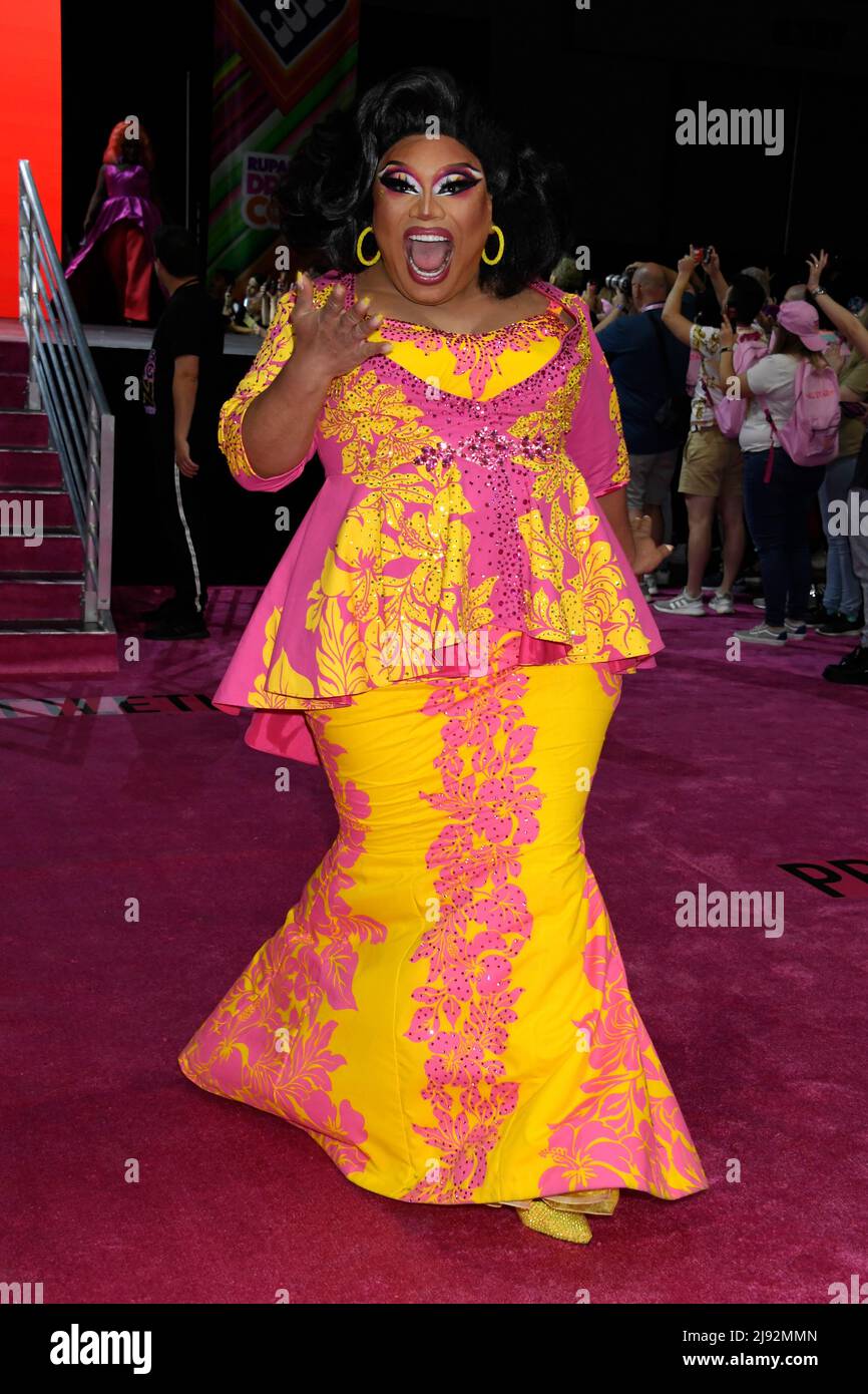 Una regina partecipa al Queens Walk al 2022 Rupaul DragCon, Day 1, che si tiene presso IL LA Convention Center di Los Angeles, California, venerdì 13 maggio 2022. Foto di Jennifer Graylock-Graylock.com 917-519-7666 Foto Stock