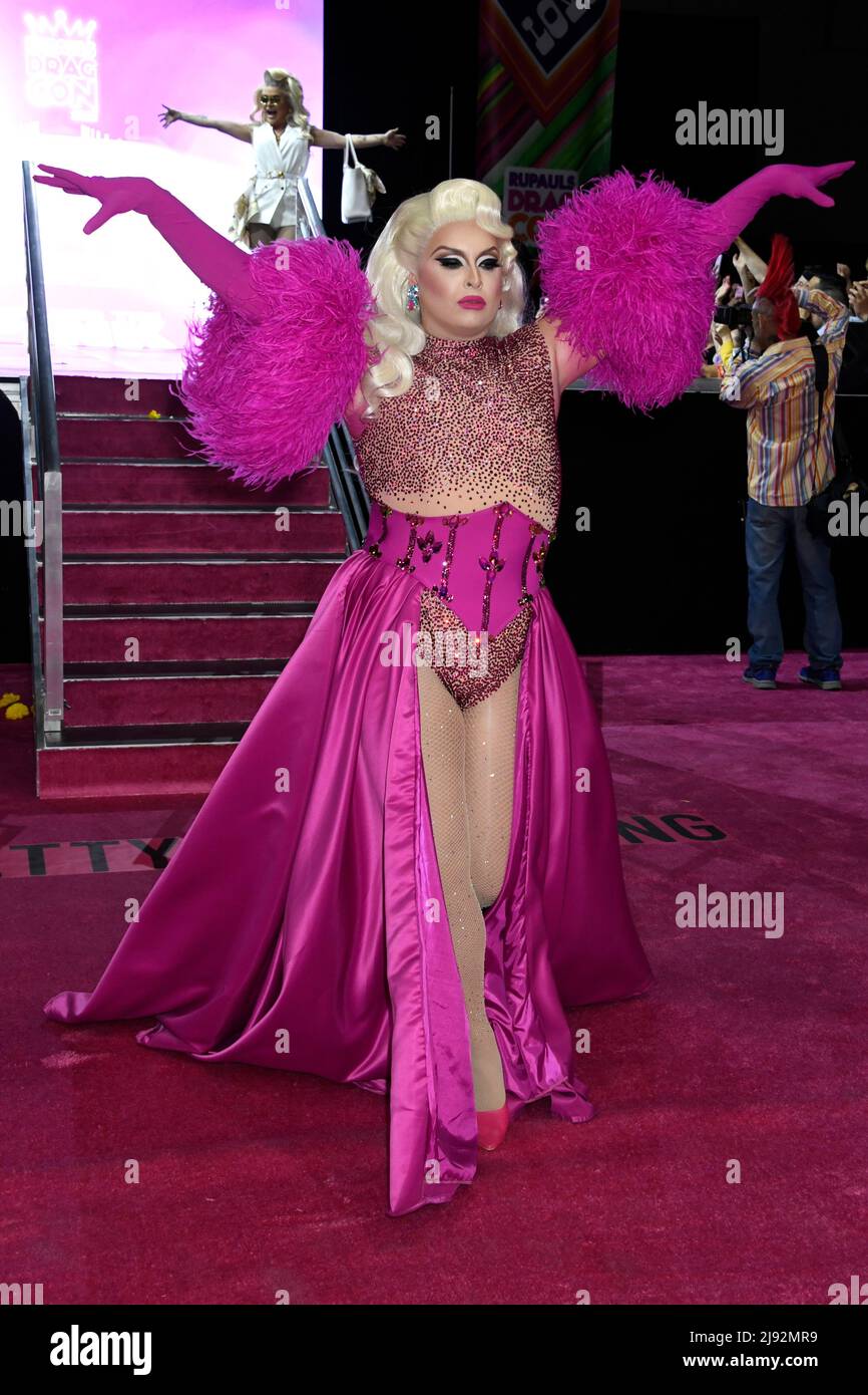 Una regina partecipa al Queens Walk al 2022 Rupaul DragCon, Day 1, che si tiene presso IL LA Convention Center di Los Angeles, California, venerdì 13 maggio 2022. Foto di Jennifer Graylock-Graylock.com 917-519-7666 Foto Stock