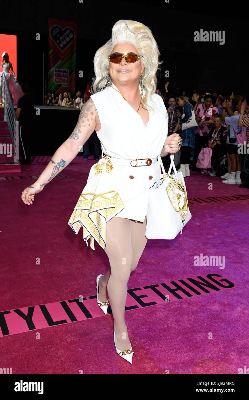 Una regina partecipa al Queens Walk al 2022 Rupaul DragCon, Day 1, che si tiene presso IL LA Convention Center di Los Angeles, California, venerdì 13 maggio 2022. Foto di Jennifer Graylock-Graylock.com 917-519-7666 Foto Stock