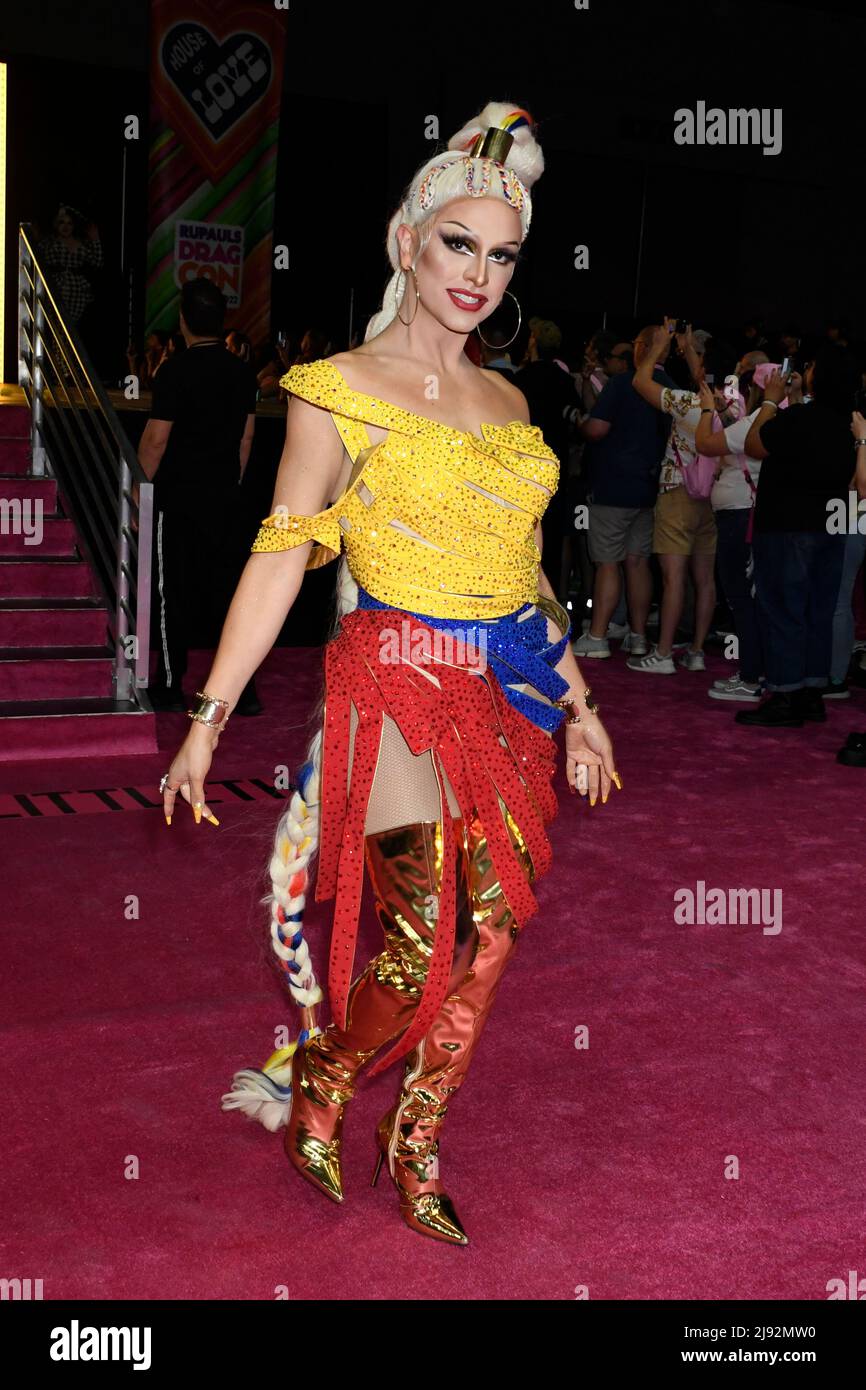 Una regina partecipa al Queens Walk al 2022 Rupaul DragCon, Day 1, che si tiene presso IL LA Convention Center di Los Angeles, California, venerdì 13 maggio 2022. Foto di Jennifer Graylock-Graylock.com 917-519-7666 Foto Stock
