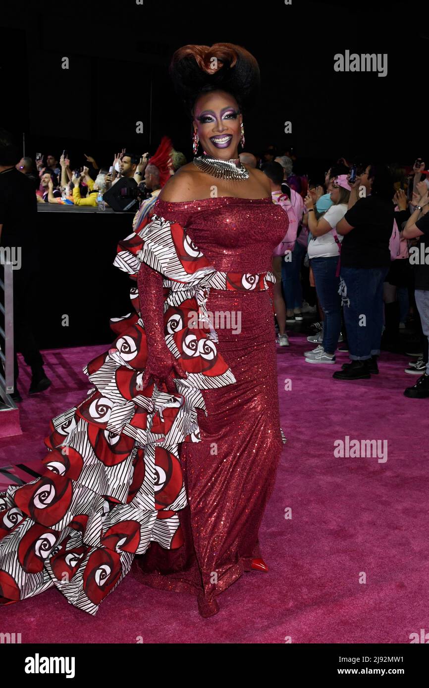 Una regina partecipa al Queens Walk al 2022 Rupaul DragCon, Day 1, che si tiene presso IL LA Convention Center di Los Angeles, California, venerdì 13 maggio 2022. Foto di Jennifer Graylock-Graylock.com 917-519-7666 Foto Stock