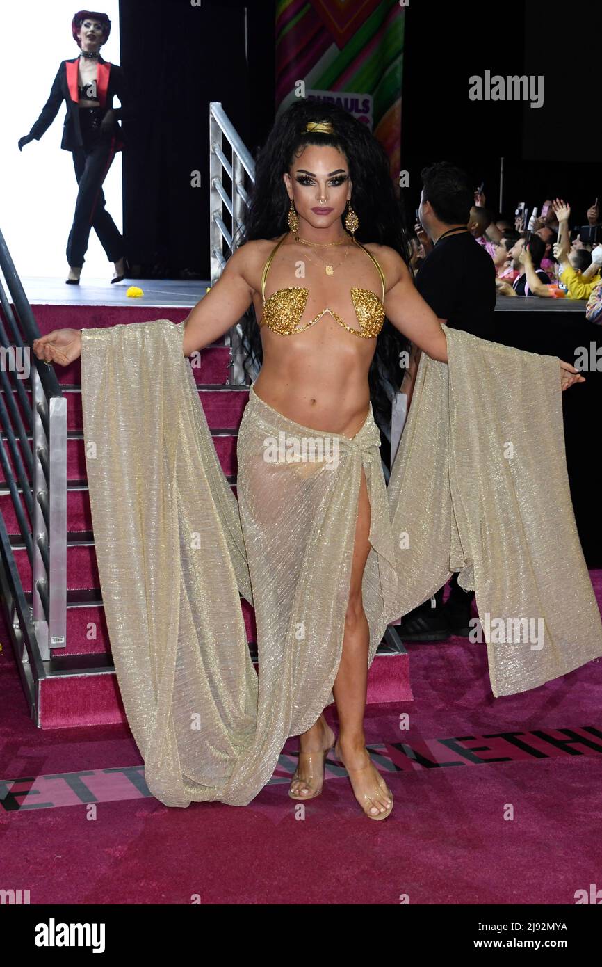 Una regina partecipa al Queens Walk al 2022 Rupaul DragCon, Day 1, che si tiene presso IL LA Convention Center di Los Angeles, California, venerdì 13 maggio 2022. Foto di Jennifer Graylock-Graylock.com 917-519-7666 Foto Stock