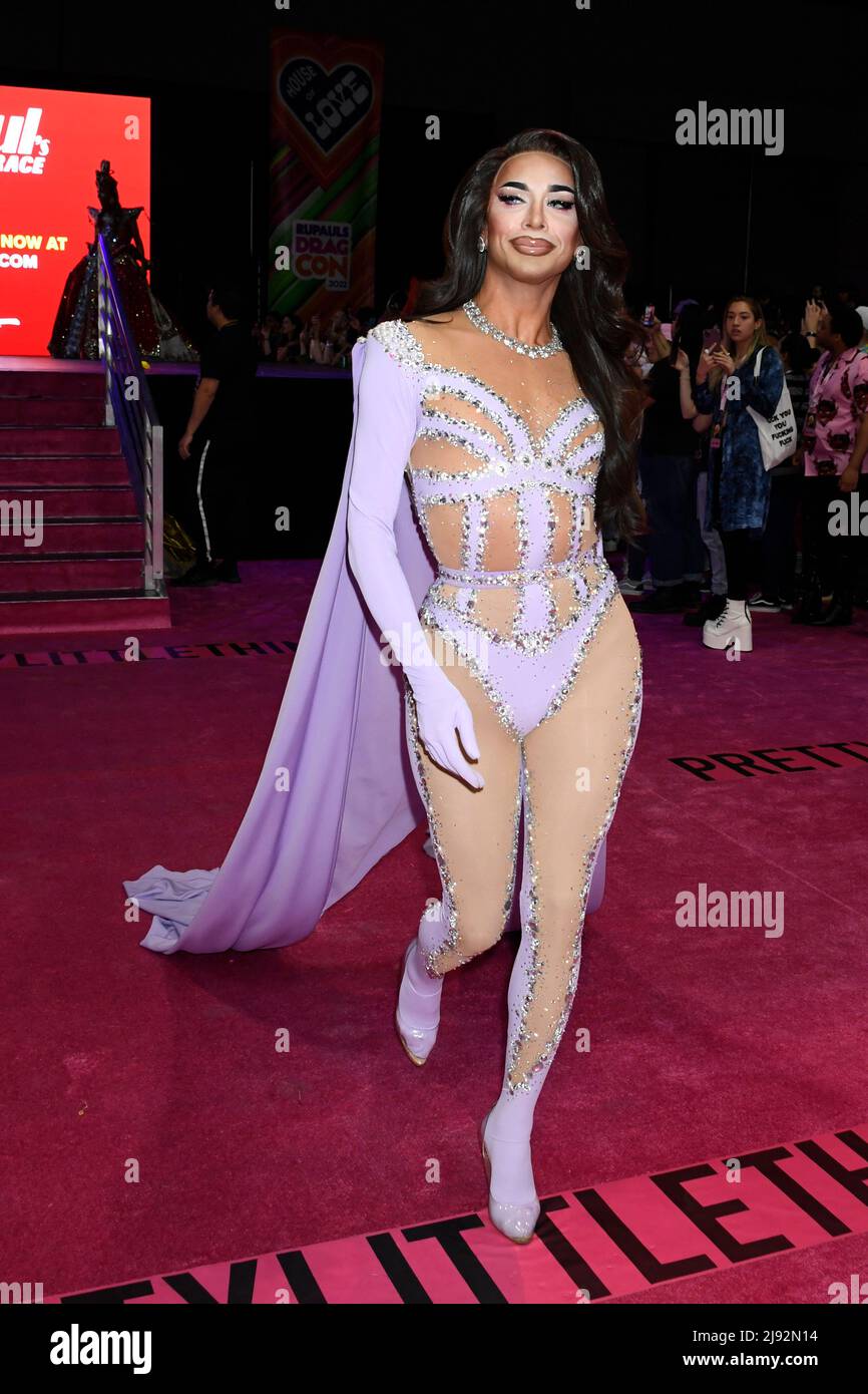 Una regina partecipa al Queens Walk al 2022 Rupaul DragCon, Day 1, che si tiene presso IL LA Convention Center di Los Angeles, California, venerdì 13 maggio 2022. Foto di Jennifer Graylock-Graylock.com 917-519-7666 Foto Stock