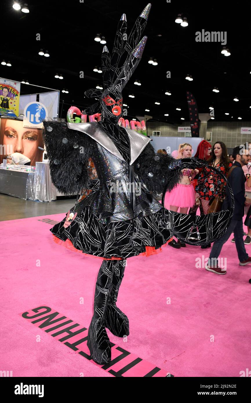Una regina partecipa al Queens Walk al 2022 Rupaul DragCon, Day 1, che si tiene presso IL LA Convention Center di Los Angeles, California, venerdì 13 maggio 2022. Foto di Jennifer Graylock-Graylock.com 917-519-7666 Foto Stock