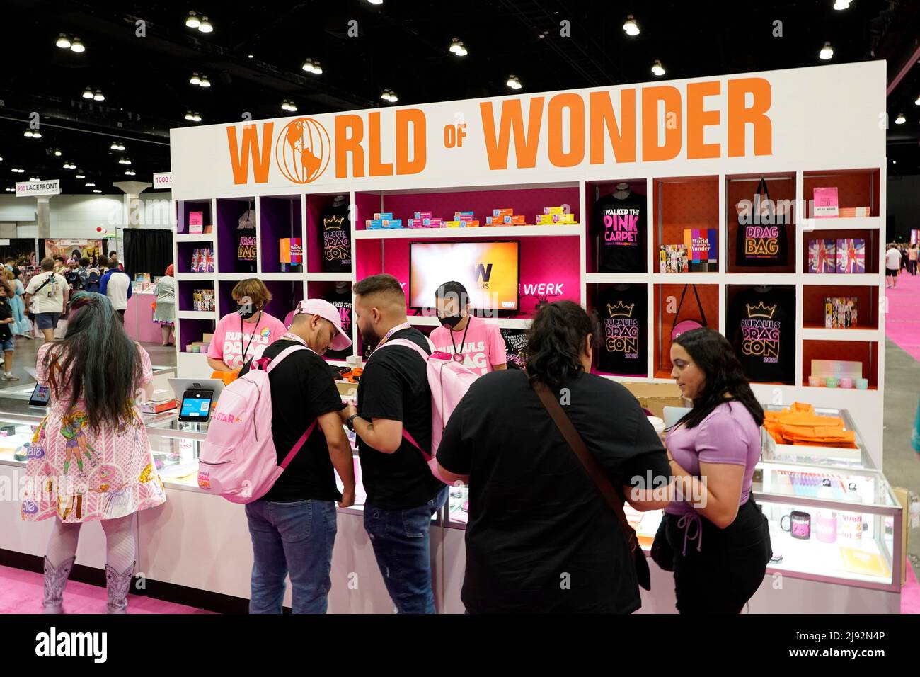 La gente visita lo stand World of Wonder al 2022 Rupaul DragCon, Day 1, che si tiene presso IL LA Convention Center di Los Angeles, California, venerdì 13 maggio 2022. Foto di Jennifer Graylock-Graylock.com 917-519-7666 Foto Stock
