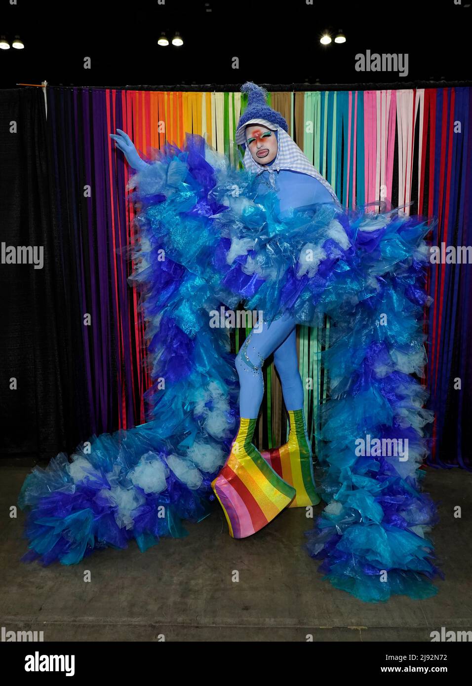 Il latte si pone al Rupaul DragCon 2022, giorno 1, tenuto al LA Convention Center a Los Angeles, California, venerdì 13 maggio 2022. Foto di Jennifer Graylock-Graylock.com 917-519-7666 Foto Stock
