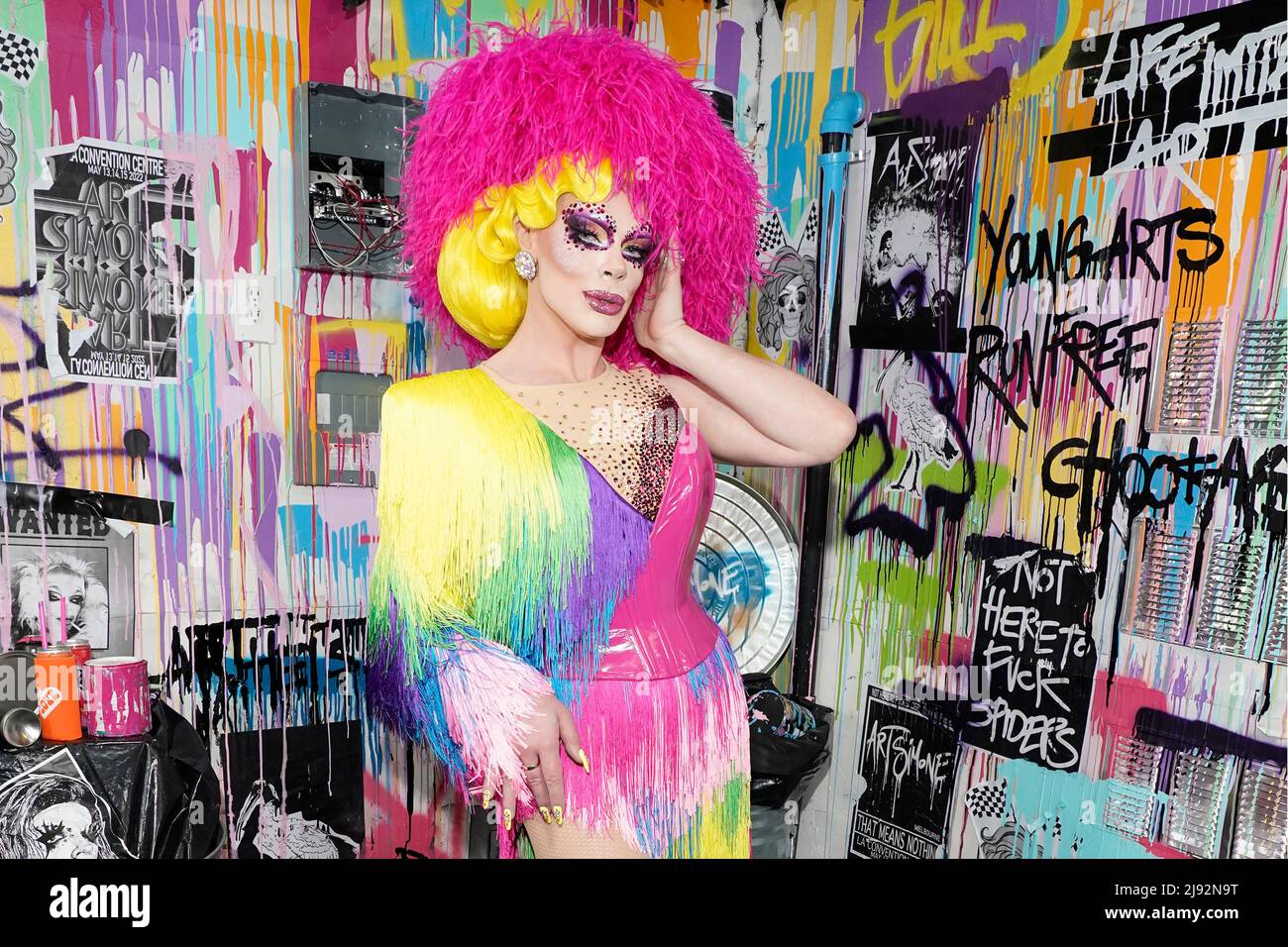 Art Simone si pone al 2022 Rupaul DragCon, Day 1, tenuto al LA Convention Center di Los Angeles, California, Venerdì 13 maggio 2022. Foto di Jennifer Graylock-Graylock.com 917-519-7666 Foto Stock