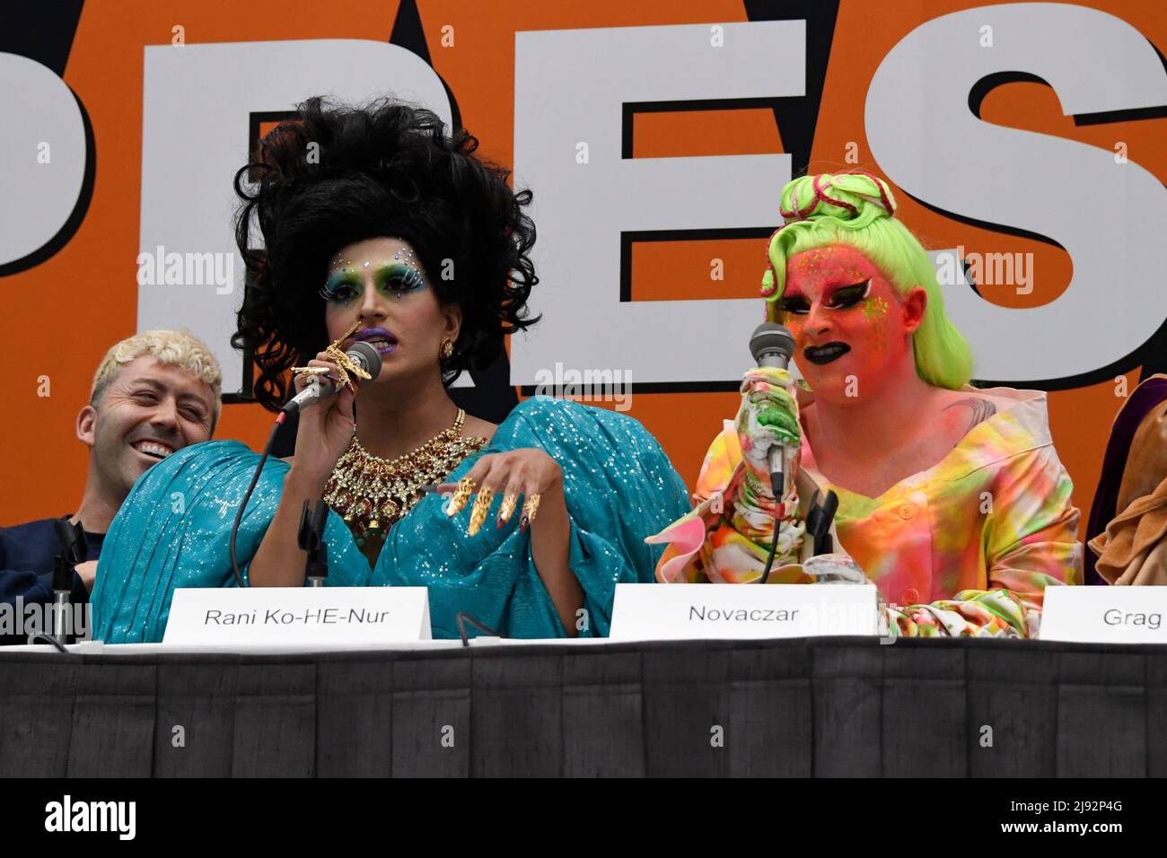 Rani Kohenur (L) e Novaczar partecipano ad un panel con il cast di RuPaulÕs drag Race Down Under Season 1 durante il 2022 Rupaul DragCon, Day 1, che si tiene presso IL LA Convention Center di Los Angeles, California, Venerdì 13 maggio 2022. Foto di Jennifer Graylock-Graylock.com 917-519-7666 Foto Stock
