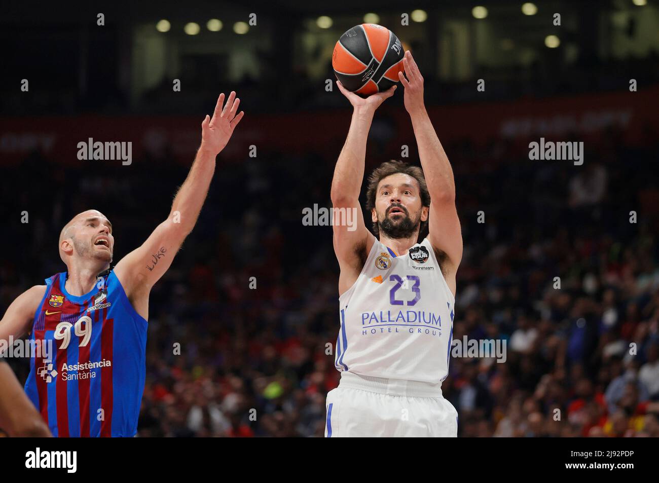 Belgrado, Serbia. 19th maggio 2022. Sergio Llull (R) del Real Madrid spara sotto la difesa di Nick Calathes di Barcellona durante la loro finale di Eurolega 4 semifinale di basket a Belgrado, in Serbia, il 19 maggio 2022. Credit: Predrag Milosavljevic/Xinhua/Alamy Live News Foto Stock