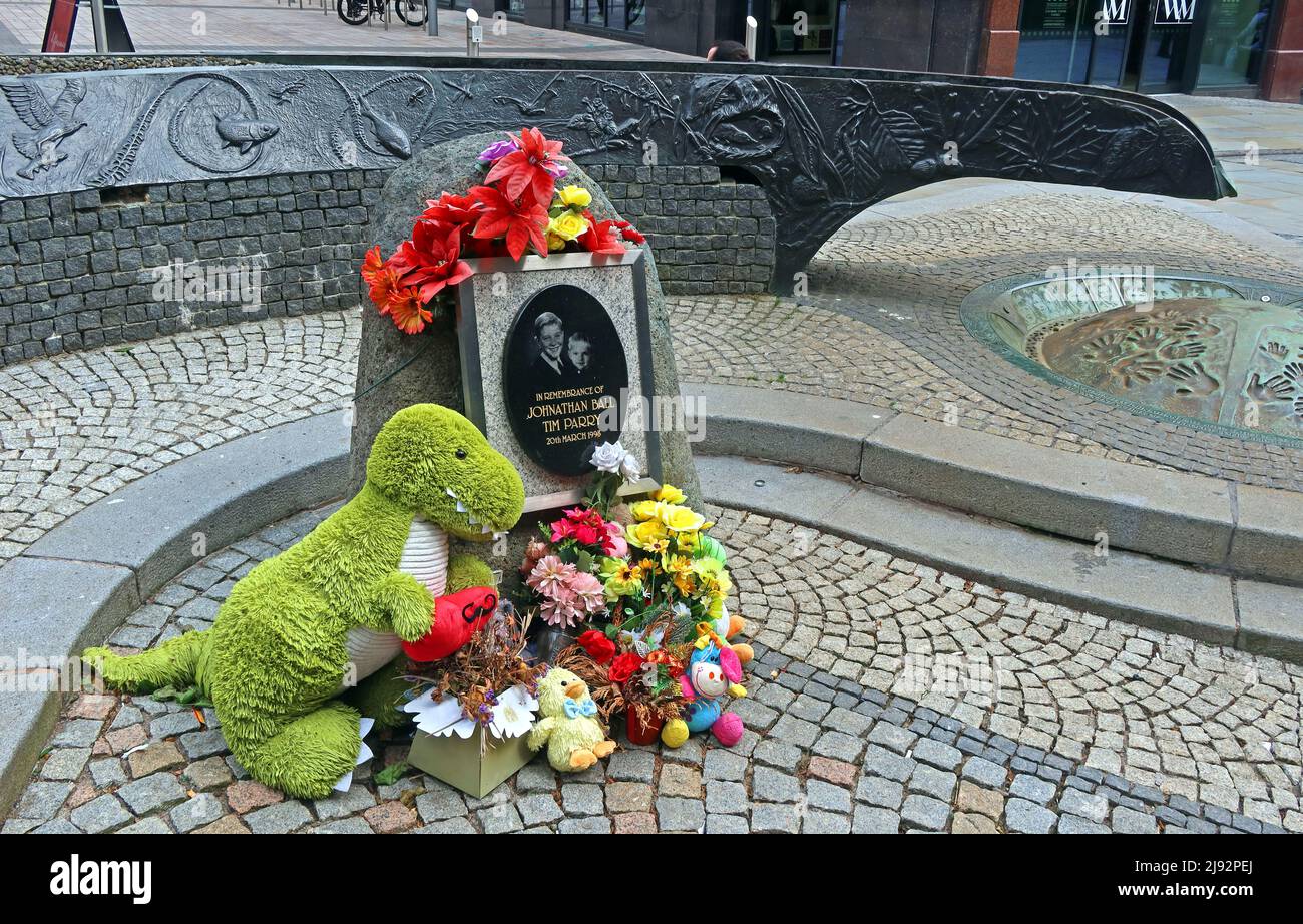 Monumento commemorativo della bomba IRA, River of Life, Bridge Street, Warrington, Cheshire, Inghilterra, Regno Unito, WA1 1BL Foto Stock