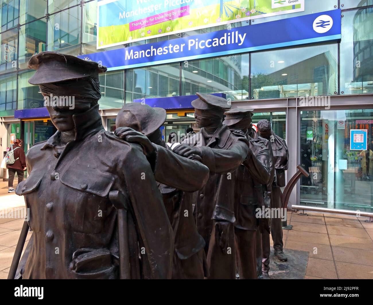 2018 la vittoria sulla cecità, la scultura in bronzo, di Johanna Domke-Guyot, sulla Piccadilly Station Approach, Manchester, commemorano il centenario della prima guerra mondiale Foto Stock