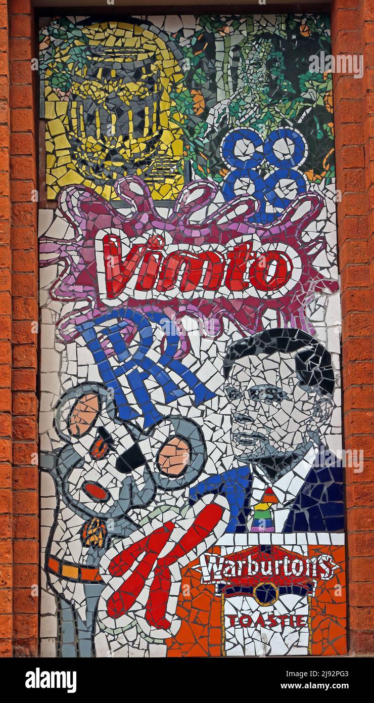 Vimto,Kelllogs,Alan Turing,Marc Kennedy mosaici di famosi mancuniani al Palazzo Afflecks, Church St, Manchester, Inghilterra, UK, M4 1PW Foto Stock