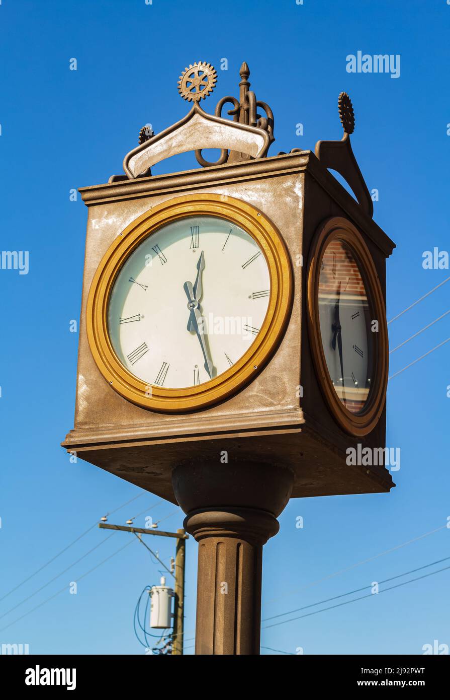 Orologio di strada. Orologio vintage su un palo isolato su un cielo blu. Nessuno, foto di strada, fuoco selettivo Foto Stock