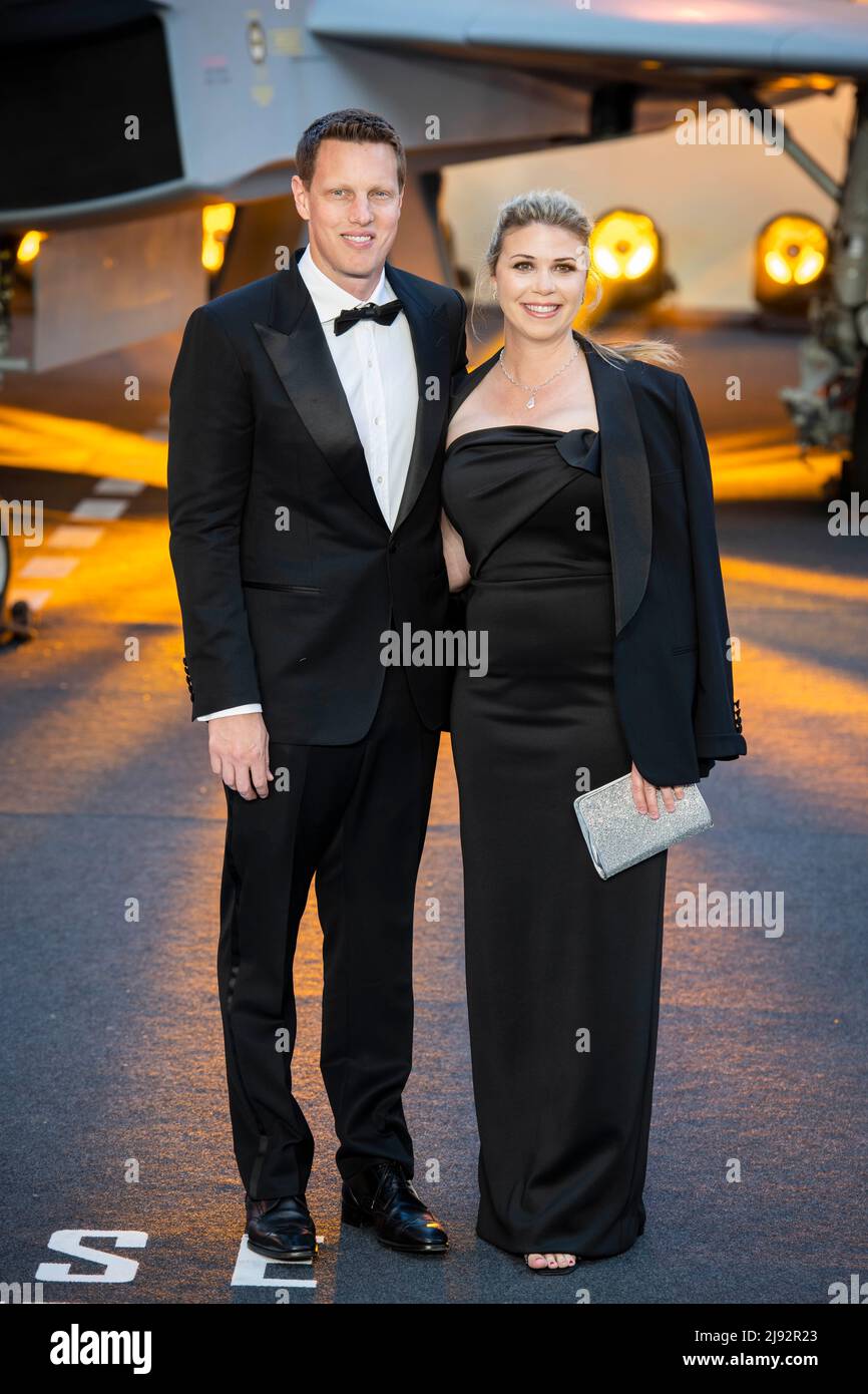 Londra, UK, Giovedì 19th Maggio 2022 Louise Pentland e Liam o’Neil partecipano alla regia performance di Top Gun: Maverick, Leicester Square Gardens, Leicester Square. Credit: DavidJensen / Empowics Entertainment / Alamy Live News Foto Stock