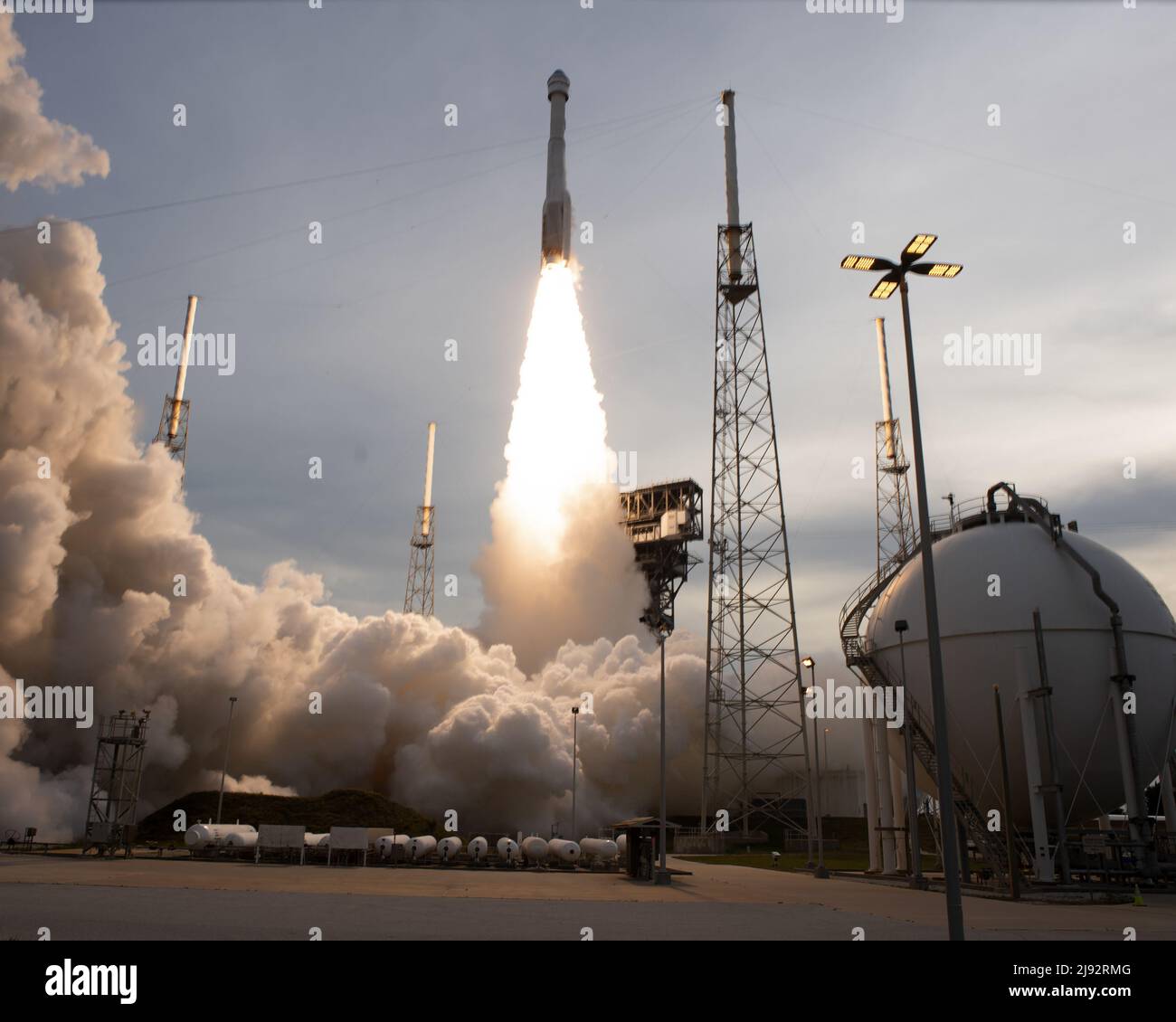 Florida, US, 19/05/2022, United Launch Alliance lancia il suo razzo Atlas V per potenziare la Boeing Starliner per la NASA dal Complex 41 alla Stazione spaziale di Cape Canaveral, Florida, giovedì 19 maggio 2022. La Starliner senza equipaggio si rindiver e si ancorerà alla Stazione spaziale Internazionale come prova per i futuri voli con equipaggio. Foto di Joe Marino/UPI Credit: UPI/Alamy Live News Foto Stock