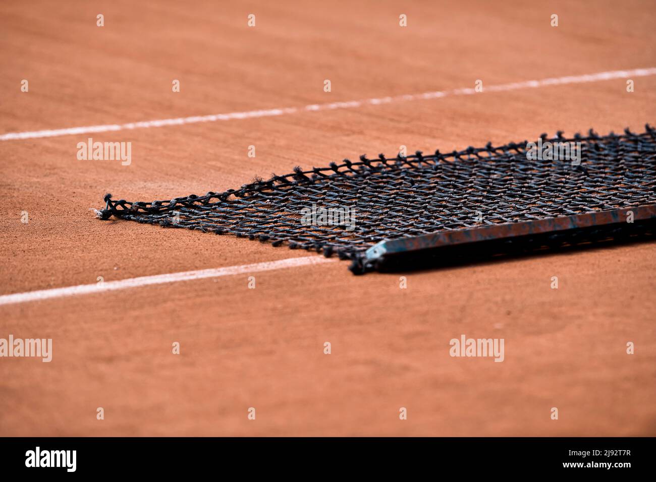 La rete spazzata sopra il campo di argilla durante il French Open (Roland-Garros) 2022, torneo di tennis Grand Slam il 19 maggio 2022 allo stadio Roland-Garros di Parigi, Francia. Foto Stock