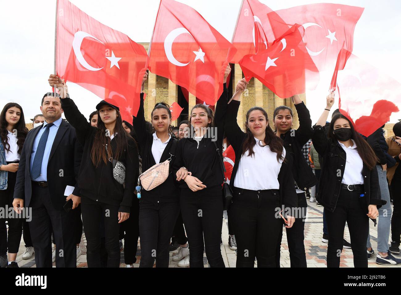 Ankara, Turchia. 19th maggio 2022. La gente visita Anitkabir, il mausoleo del fondatore della Repubblica Turca Mustafa Kemal Ataturk, per celebrare la Giornata della Gioventù e dello Sport di Ataturk ad Ankara, Turchia, 19 maggio 2022. Credit: Mustafa Kaya/Xinhua/Alamy Live News Foto Stock