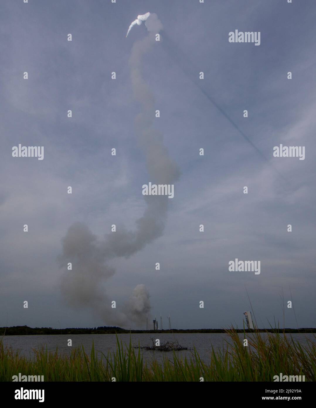 Florida, USA, 19/05/2022, un razzo United Launch Alliance Atlas V con BoeingÕs CST-100 Starliner a bordo di un veicolo spaziale che parte dal Space Launch Complex 41, giovedì 19 maggio 2022, presso la Stazione spaziale di Cape Canaveral in Florida. Il BoeingÕs Orbital Flight Test-2 (OFT-2) è il secondo test di volo senza equipaggio e si StarlinerÕs alla Stazione spaziale Internazionale come parte del programma Commercial Crew della NASA. OFT-2 lanciato alle 6:54 ET, e servirà come test end-to-end delle capacità del sistema. Credito obbligatorio: Joel Kowsky/NASA tramite CNP/MediaPunch Foto Stock