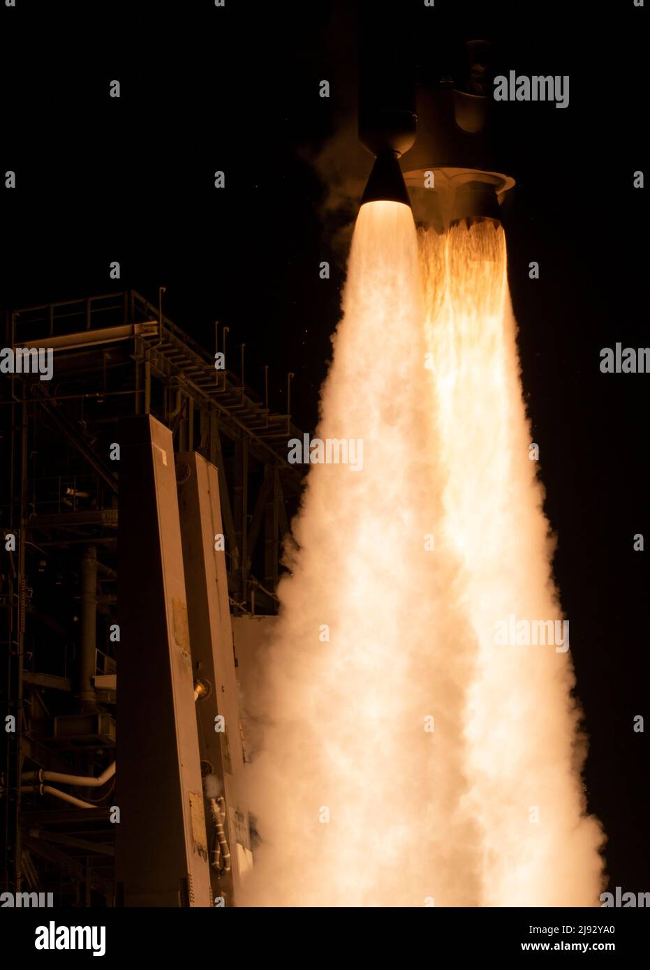 Florida, USA, 19/05/2022, un razzo United Launch Alliance Atlas V con BoeingÕs CST-100 Starliner a bordo di un veicolo spaziale che parte dal Space Launch Complex 41, giovedì 19 maggio 2022, presso la Stazione spaziale di Cape Canaveral in Florida. Il BoeingÕs Orbital Flight Test-2 (OFT-2) è il secondo test di volo senza equipaggio e si StarlinerÕs alla Stazione spaziale Internazionale come parte del programma Commercial Crew della NASA. OFT-2 lanciato alle 6:54 ET, e servirà come test end-to-end delle capacità del sistema. Credito obbligatorio: Joel Kowsky/NASA tramite CNP/MediaPunch Foto Stock