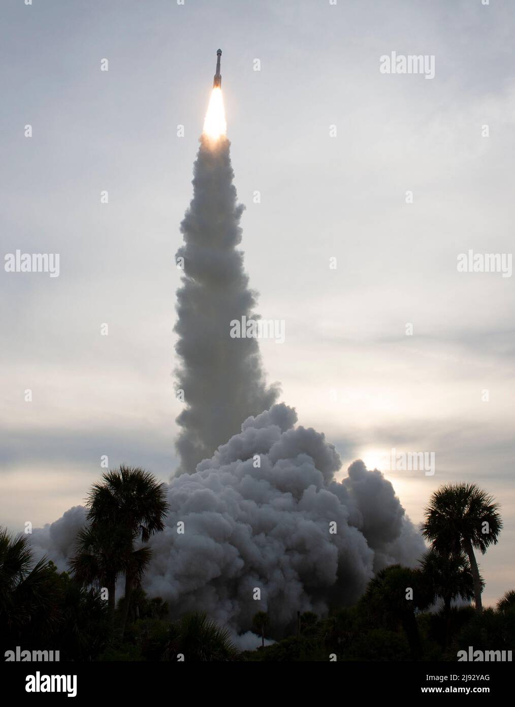 Florida, USA, 19/05/2022, un razzo United Launch Alliance Atlas V con BoeingÕs CST-100 Starliner a bordo di un veicolo spaziale che parte dal Space Launch Complex 41, giovedì 19 maggio 2022, presso la Stazione spaziale di Cape Canaveral in Florida. Il BoeingÕs Orbital Flight Test-2 (OFT-2) è il secondo test di volo senza equipaggio e si StarlinerÕs alla Stazione spaziale Internazionale come parte del programma Commercial Crew della NASA. OFT-2 lanciato alle 6:54 ET, e servirà come test end-to-end delle capacità del sistema. Credito obbligatorio: Joel Kowsky/NASA tramite CNP/MediaPunch Foto Stock