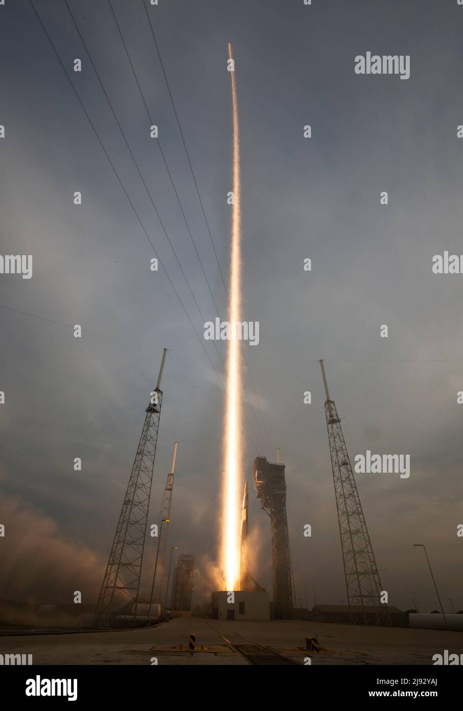 Florida, US, 19/05/2022, in questa esposizione di venticinque secondi, un razzo United Launch Alliance Atlas V con BoeingÕs CST-100 Starliner a bordo di un veicolo spaziale lancia dallo Space Launch Complex 41, giovedì 19 maggio 2022, presso la Stazione spaziale di Cape Canaveral in Florida. Il BoeingÕs Orbital Flight Test-2 (OFT-2) è il secondo test di volo senza equipaggio e si StarlinerÕs alla Stazione spaziale Internazionale come parte del programma Commercial Crew della NASA. OFT-2 lanciato alle 6:54 ET, e servirà come test end-to-end delle capacità del sistema. Credito obbligatorio: Joel Kowsky/NASA tramite CNP/MediaPunch Foto Stock