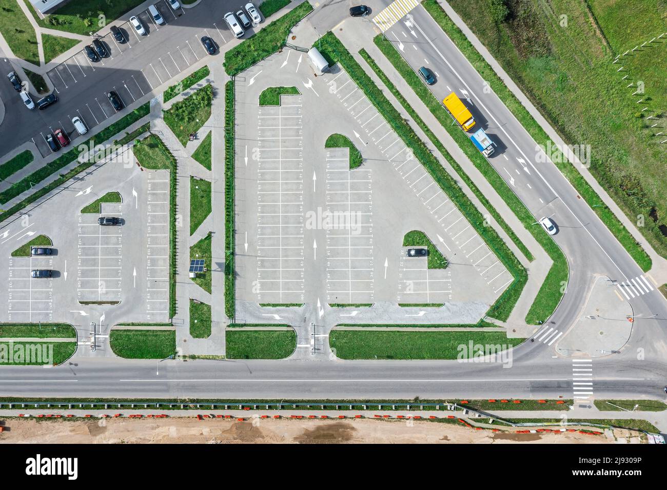 parcheggio esterno vuoto o parcheggio auto in paesaggio urbano. vista dall'alto dal drone volante. Foto Stock