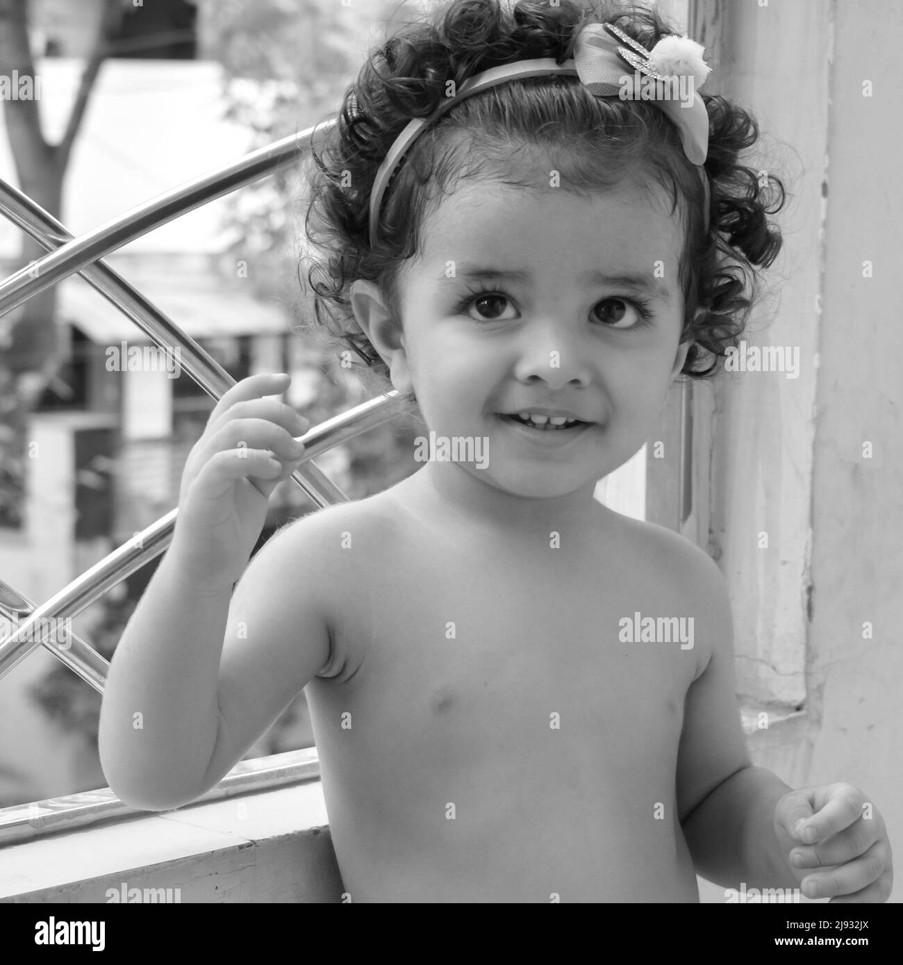 Il ragazzo piccolo carino Shivaay a casa balcone durante l'estate, il ragazzo piccolo dolce fotografa durante la luce del giorno, il ragazzo piccolo godendosi a casa durante la foto sho Foto Stock