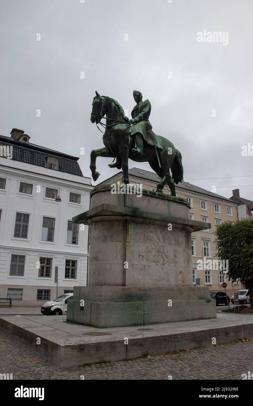 Statua equestre di Christian X, Copenaghen, Danimarca. Scolpito da Einar Utzon-Frank (1888-1955) e Gunnar Biilmann Petersen (1897-1968). Foto Stock