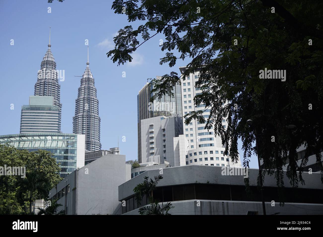 Petronas Twin Towers ed edifici per uffici a Kuala Lumpur, Malesia Foto Stock