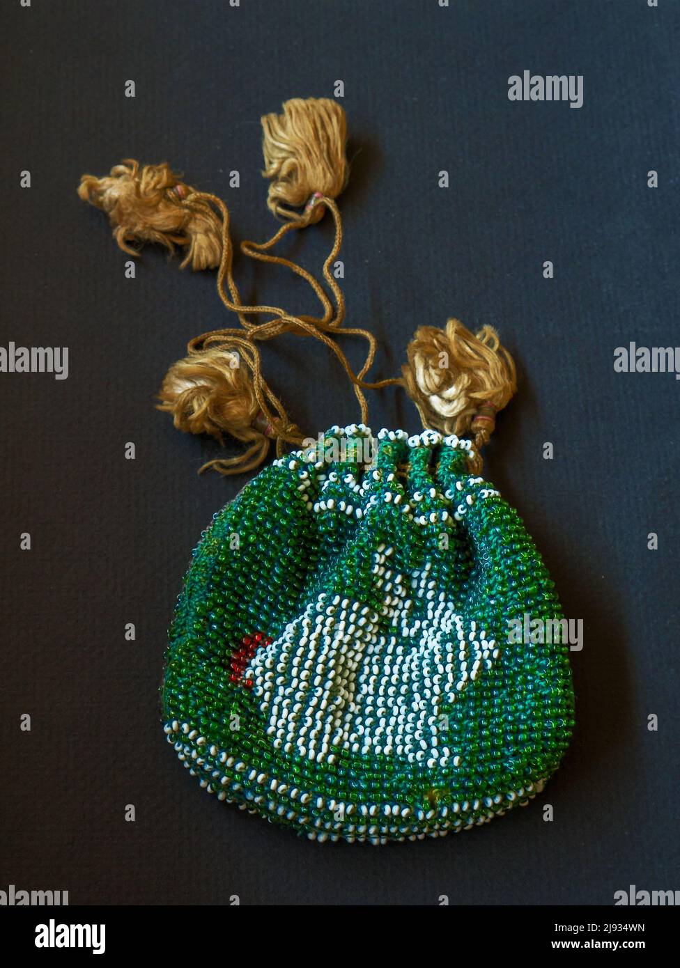 03 20 2022 borsetta a crochet in tessuto verde scuro realizzata a mano Studio Shot Lokgram Kalyan Maharashtra India. Foto Stock