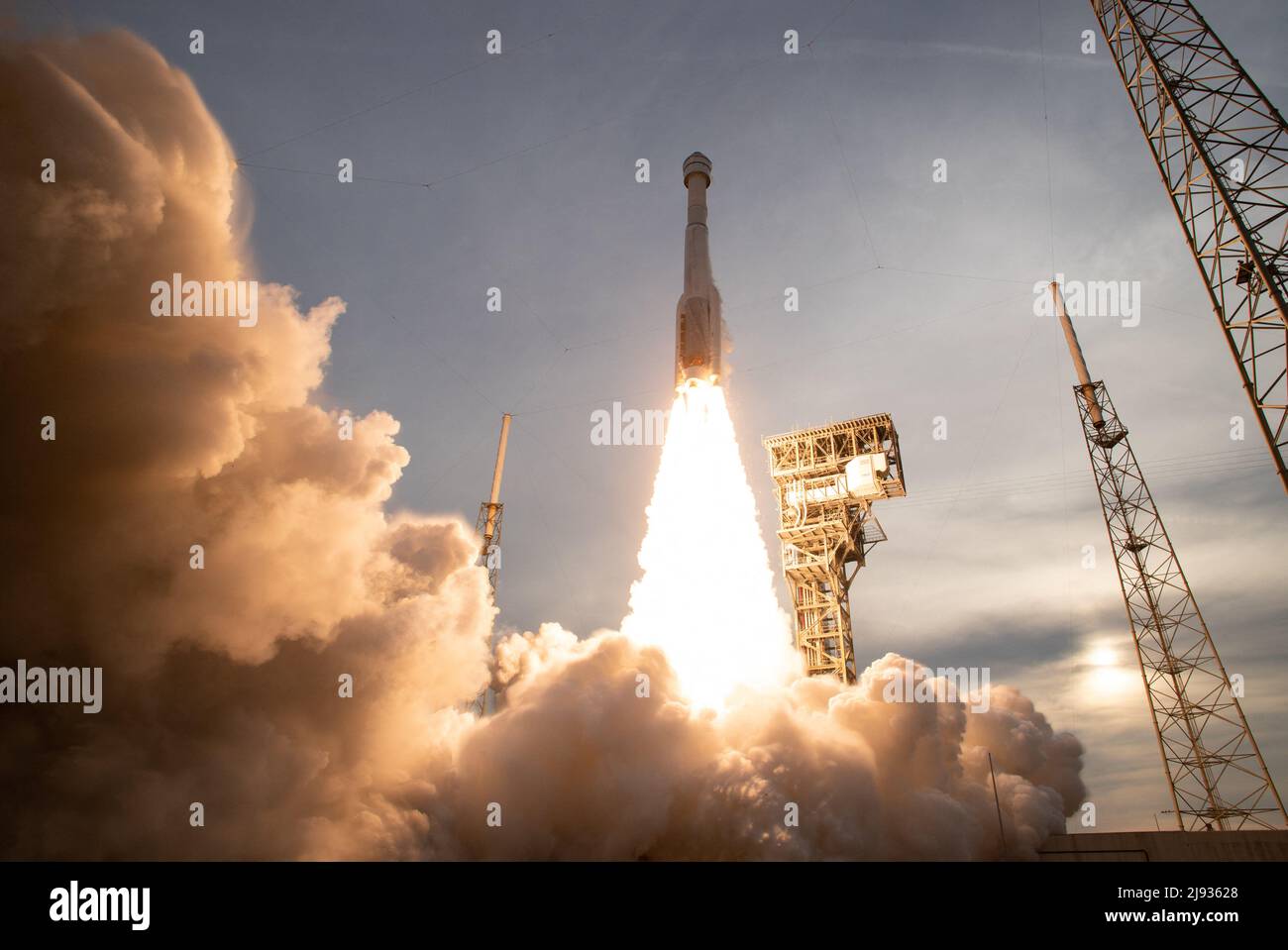Un razzo United Launch Alliance Atlas V con la navicella spaziale Boeing CST-100 Starliner a bordo del lancio dello Space Launch Complex 41, giovedì 19 maggio 2022, presso la Stazione spaziale di Cape Canaveral in Florida. Il Boeing Orbital Flight Test-2 (OFT-2) è il secondo test di volo senza equipaggio di Starliner e si imbarcherà alla Stazione spaziale Internazionale nell'ambito del programma Commercial Crew della NASA. OFT-2 lanciato alle 6:54 ET, e servirà come test end-to-end delle capacità del sistema. Foto di Joel Kowsky/NASA via CNP/ABACAPRESS.COM Foto Stock