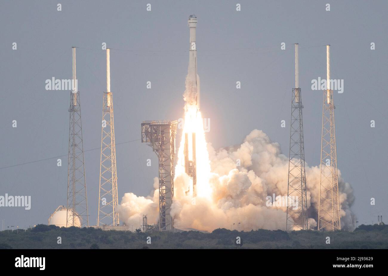 Un razzo United Launch Alliance Atlas V con la navicella spaziale Boeing CST-100 Starliner viene lanciato dallo Space Launch Complex 41, giovedì 19 maggio 2022, presso la Stazione spaziale di Cape Canaveral in Florida. Il Boeing Orbital Flight Test-2 (OFT-2) è il secondo test di volo senza equipaggio di Starliner e si imbarcherà alla Stazione spaziale Internazionale nell'ambito del programma Commercial Crew della NASA. OFT-2 lanciato alle 6:54 ET, e servirà come test end-to-end delle capacità del sistema. Foto di Joel Kowsky/NASA via CNP/ABACAPRESS.COM Foto Stock