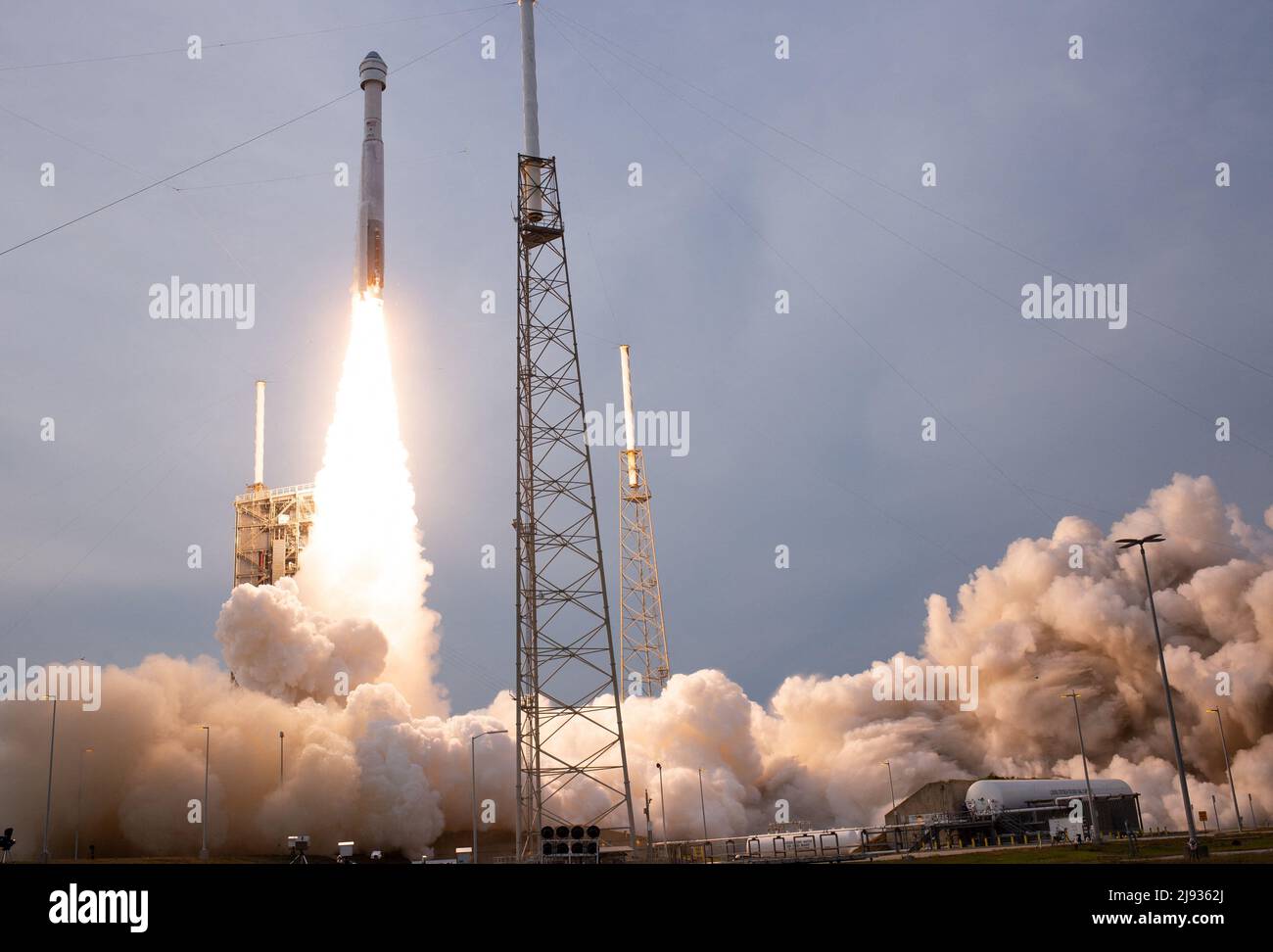Un razzo United Launch Alliance Atlas V con la navicella spaziale Boeing CST-100 Starliner a bordo del lancio dello Space Launch Complex 41, giovedì 19 maggio 2022, presso la Stazione spaziale di Cape Canaveral in Florida. Il Boeing Orbital Flight Test-2 (OFT-2) è il secondo test di volo senza equipaggio di Starliner e si imbarcherà alla Stazione spaziale Internazionale nell'ambito del programma Commercial Crew della NASA. OFT-2 lanciato alle 6:54 ET, e servirà come test end-to-end delle capacità del sistema. Foto di Joel Kowsky/NASA via CNP/ABACAPRESS.COM Foto Stock