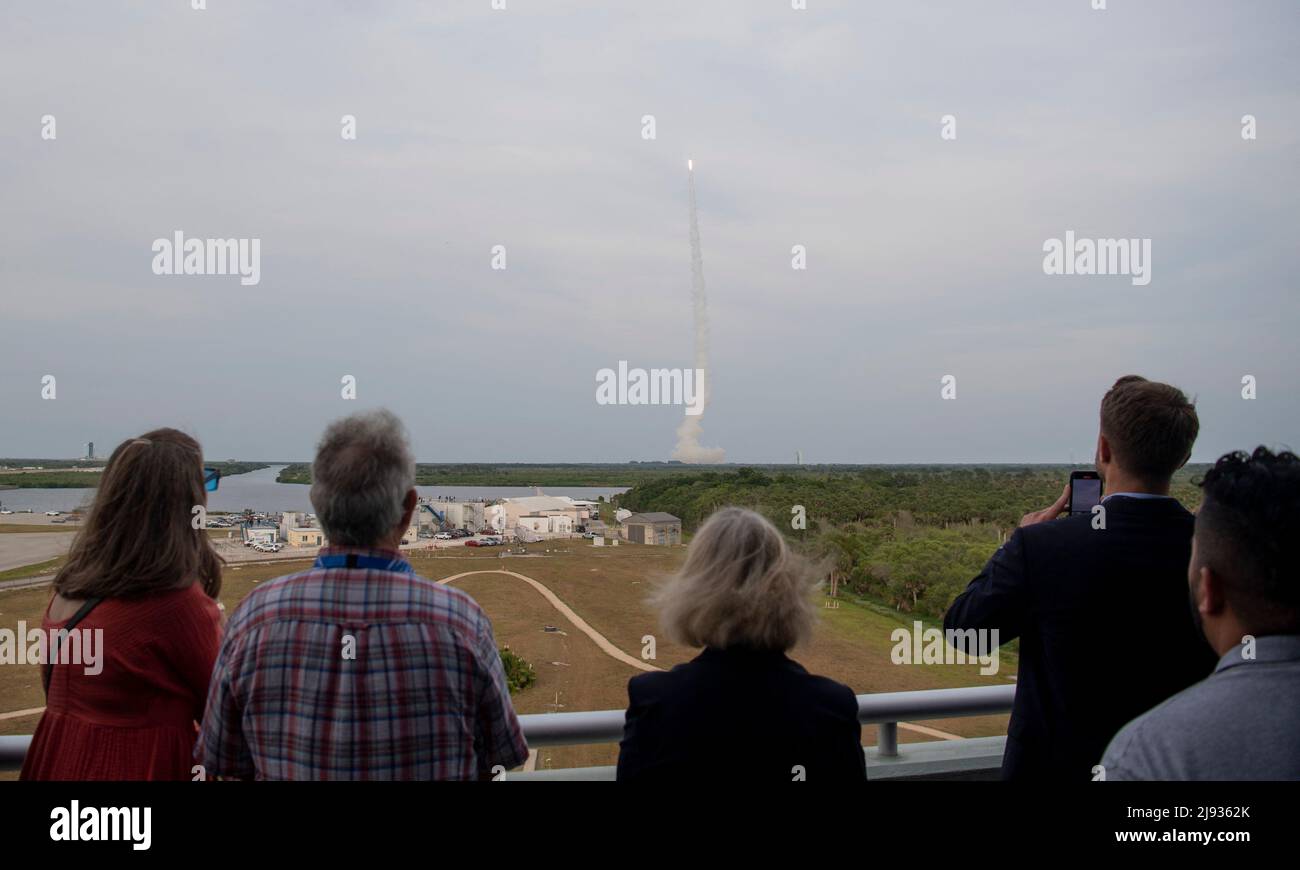 Pam Melroy, vice amministratore della NASA, secondo da destra, guarda come un razzo United Launch Alliance Atlas V con la navicella spaziale Boeing CST-100 Starliner a bordo del lancio dallo Space Launch Complex 41 alla Stazione spaziale di Cape Canaveral, giovedì 19 maggio 2022, dal Kennedy Space Center della NASA in Florida. Il Boeing Orbital Flight Test-2 (OFT-2) è il secondo test di volo senza equipaggio di Starliner e si imbarcherà alla Stazione spaziale Internazionale nell'ambito del programma Commercial Crew della NASA. OFT-2 lanciato alle 6:54 ET, e servirà come test end-to-end delle capacità del sistema. Foto di Joel Kowsky/NA Foto Stock