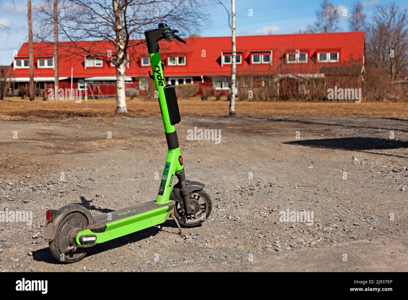 Umea, Norrland Svezia - 4 maggio 2022: Noleggio scooter elettrico Foto Stock