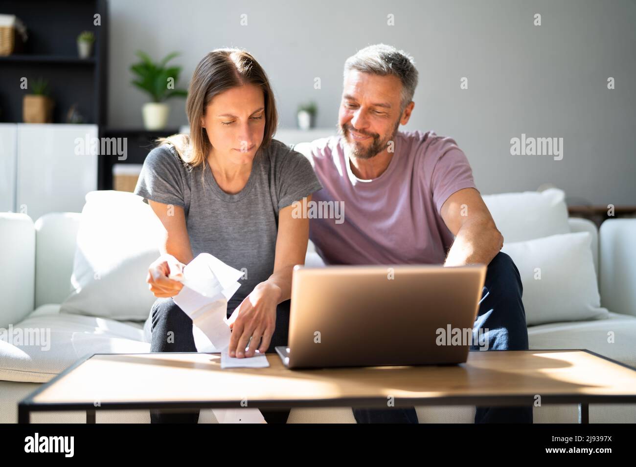Coppia facendo tasse e bilancio famiglia sul computer Foto Stock