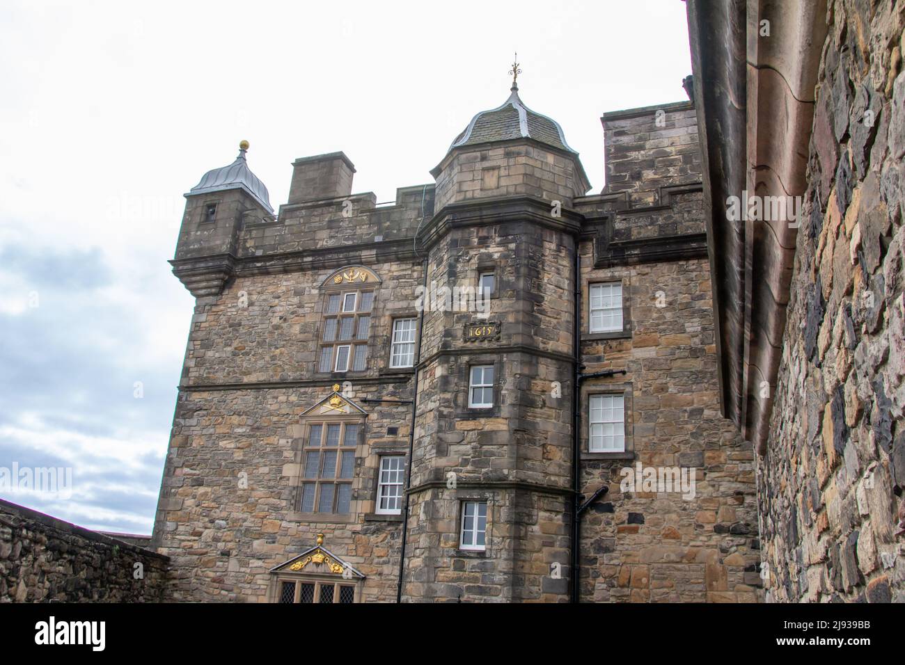 Vista esterna del Palazzo reale dell'epoca medievale presso il Castello di Edimburgo, Scozia Foto Stock