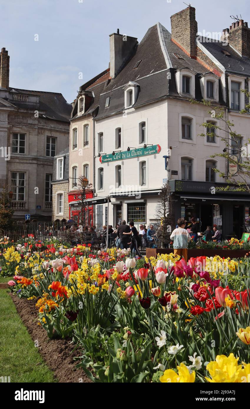 BOULOGNE-SUR-MER, FRANCIA, 12 APRILE 2022: Vista dei Giardini effimeri e caffè della Città Vecchia a Boulogne, Pas-de Calais. Boulogne-sur-Mer è un'area costiera Foto Stock