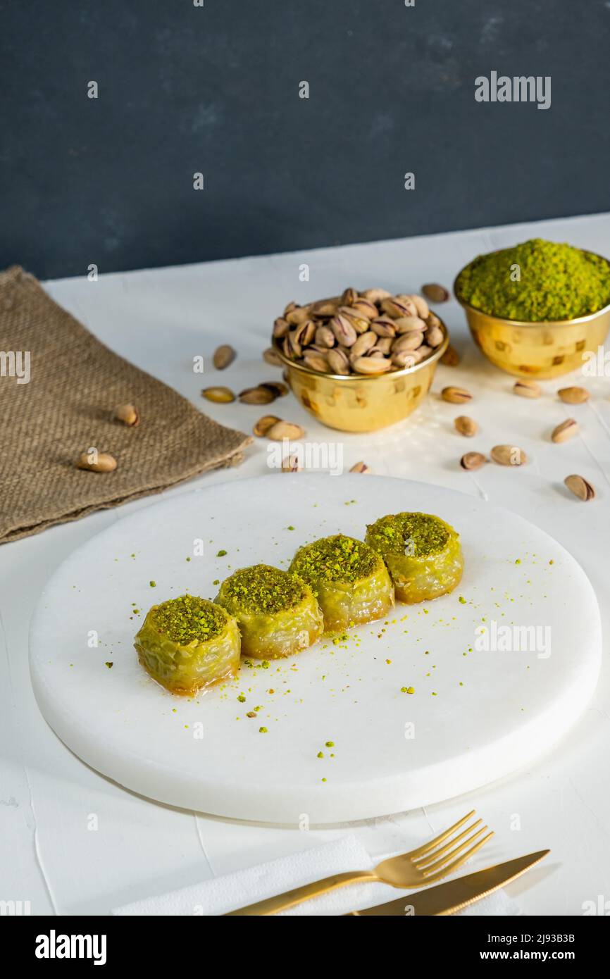 Pistacchio baklava su marmo bianco. Dessert tradizionale medio-orientale. Turco Antep baklava. Foto Stock