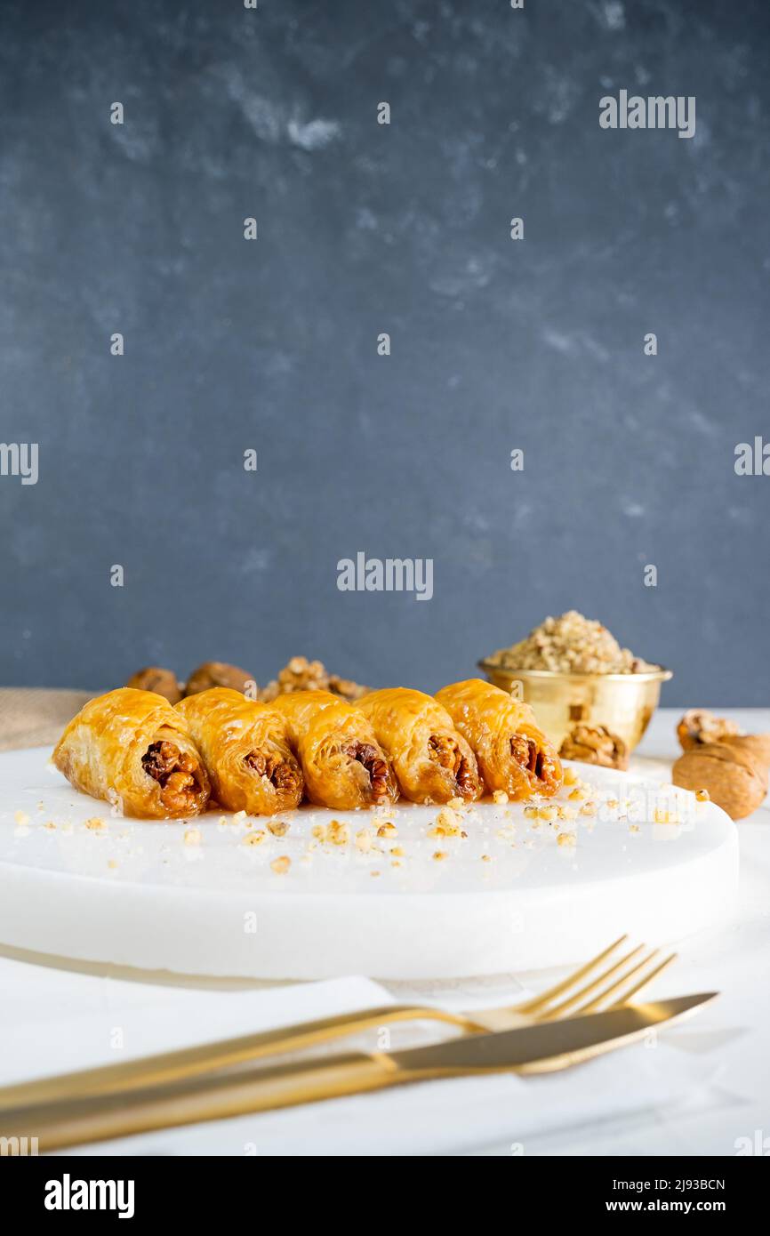 Baklava di noce su marmo bianco. Dessert tradizionale medio-orientale. Turco Antep baklava. Foto Stock