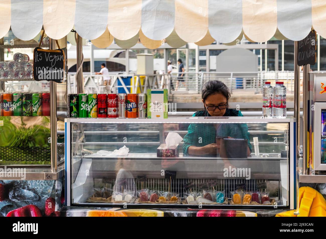 Dubai, Emirati Arabi Uniti - 05.06.2022 - Vendita gelati donna a Dubai Marina Foto Stock