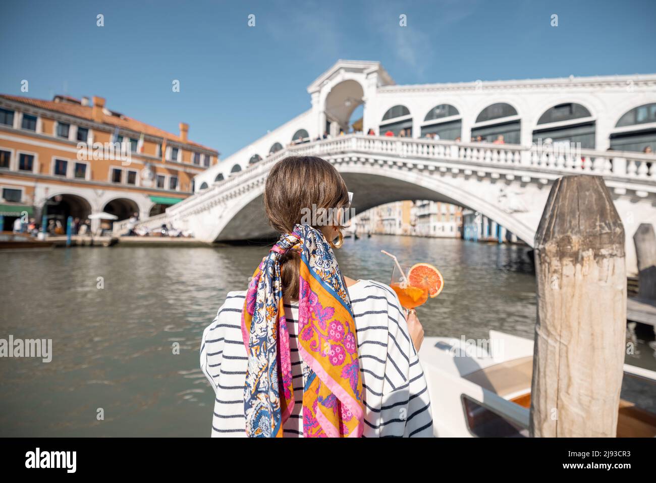 Le donne possono godersi un drink estivo mentre viaggiano a Venezia Foto Stock