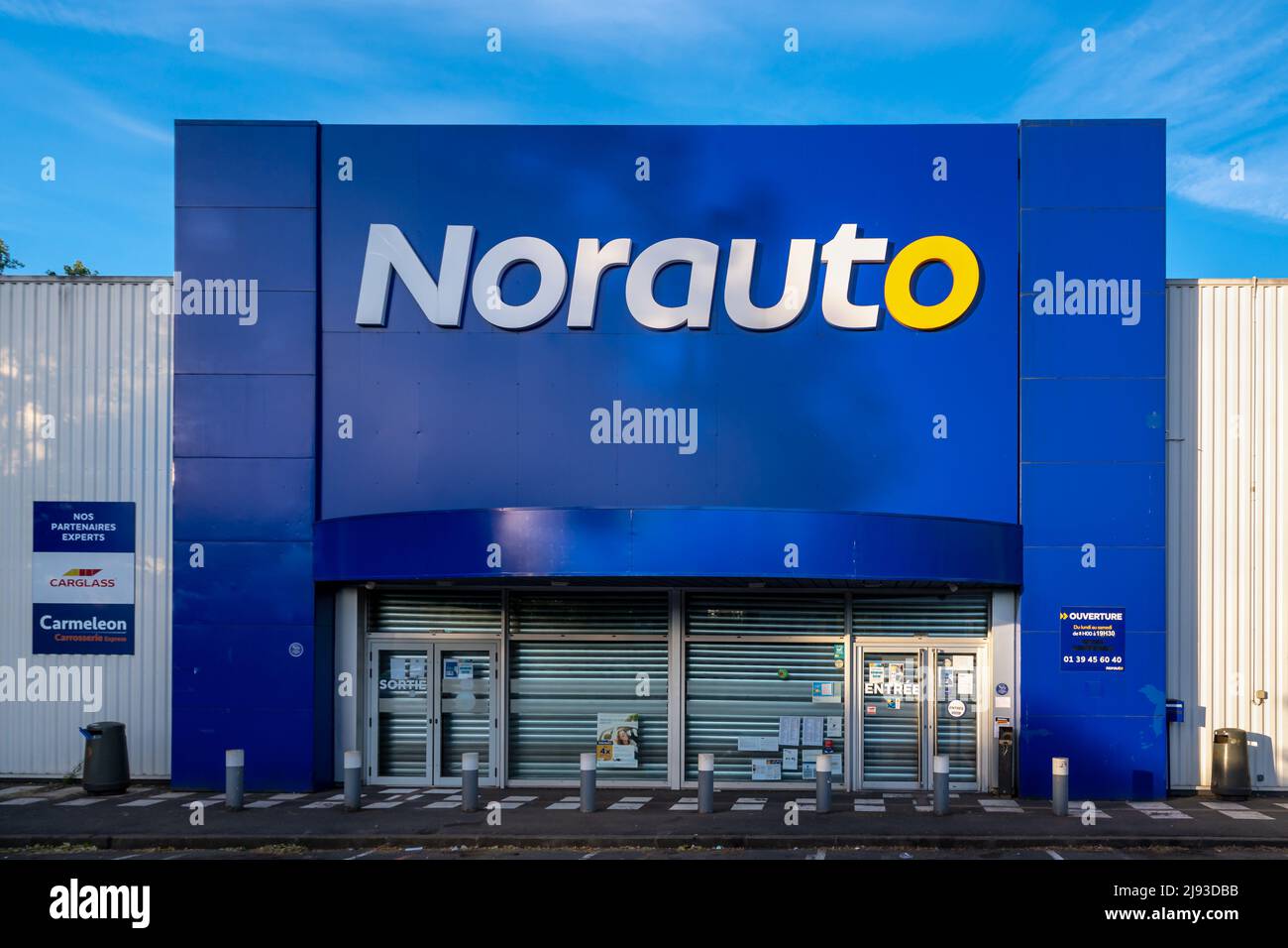 Vista esterna di un centro Norauto. Norauto è una catena internazionale di centri di assistenza e vendita al dettaglio di automobili appartenenti al gruppo francese Mobivia Foto Stock