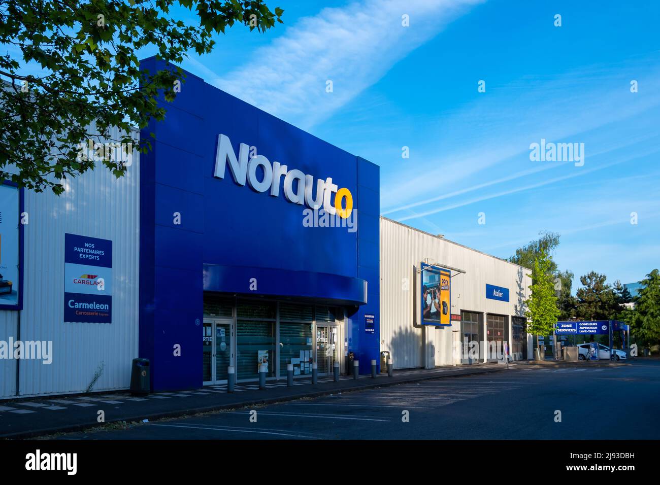 Vista esterna di un centro Norauto. Norauto è una catena internazionale di centri di assistenza e vendita al dettaglio di automobili appartenenti al gruppo francese Mobivia Foto Stock
