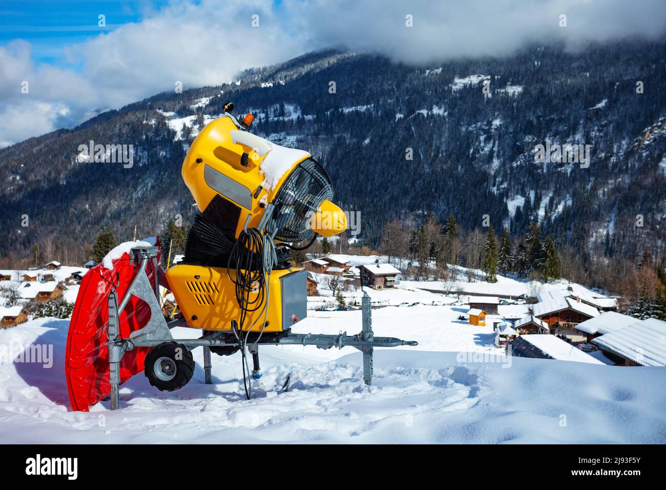 canone di neve presso la stazione sciistica con montagne sullo sfondo Foto Stock