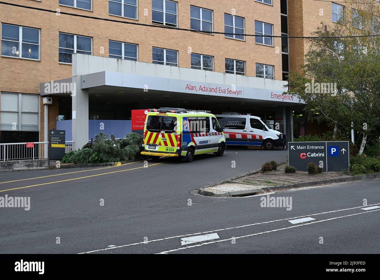 Ingresso principale all'ospedale Cabrini, con un'ambulanza e un veicolo per il trasporto del paziente parcheggiato vicino all'ingresso del reparto di emergenza Foto Stock