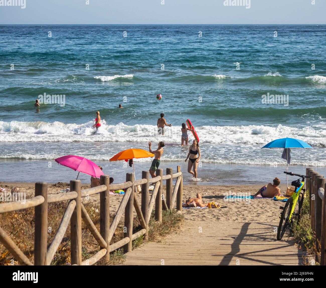 Spiaggia di Artola, accanto a Puerto de Cabopino, Marbella, Costa del Sol, Provincia di Malaga, Andalusia, Spagna meridionale. Le dune di sabbia dietro la spiaggia, il Du Foto Stock
