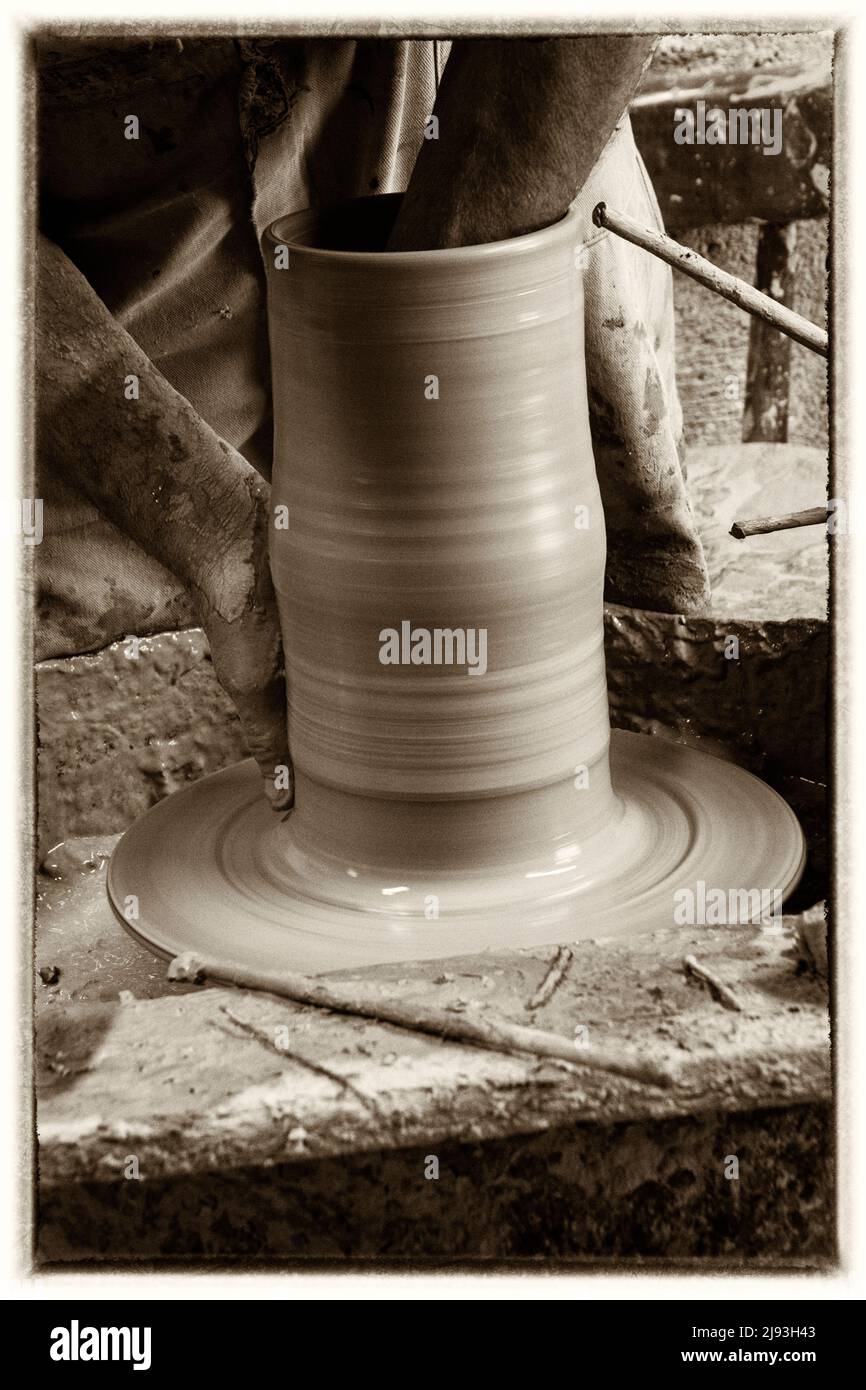 Potter artigiano al lavoro nel tornio Foto Stock