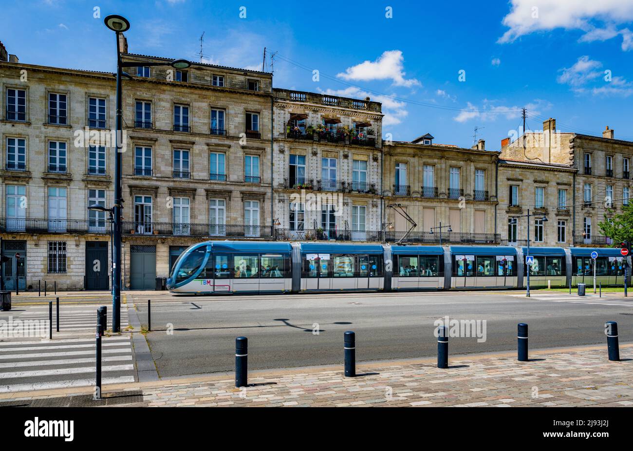 Un tram che passa dalla banchina di Chartrons, Bordeaux, Francia Foto Stock